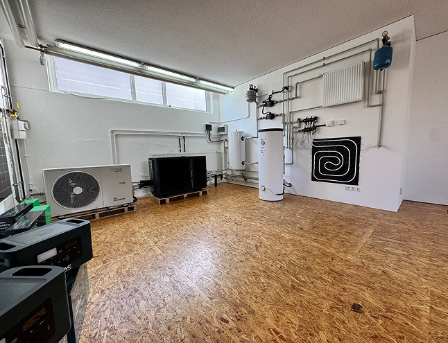 V-TAC Heizungsanlage mit Wärmepumpe, Pufferspeicher und Energiemanagement-System im Technikraum.